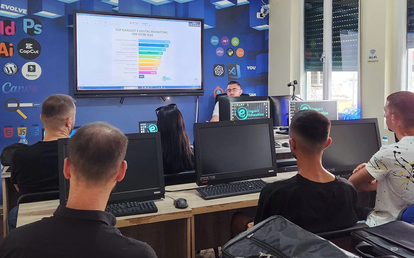 Said Dulevic duke mbajtur një trajnim për marketing digjital në Impact Education